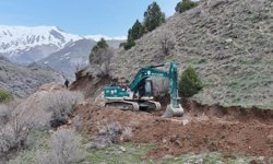 Heyelanın kapattığı Hakkari-Van kara yolunda ulaşım tamamen durdu