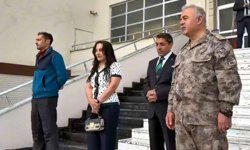 Iğdır protokolü, öğrencilerle bayrak törenine katıldı