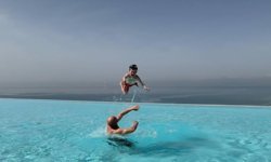 İngiliz oyuncu Jason Statham'dan sonsuzluk havuzunda poz