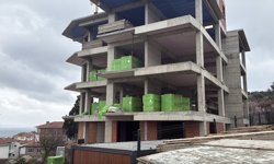 İnşaat alanındaki toprak kayması nedeniyle evi yıkıldı; eşiyle birlikte çocuklarının yanına sığındı