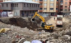 İnşaat temel kazısı sırasında doğal gaz borusu patladı