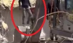 İş makinesi operatörünün Türk bayrağı hassasiyeti kamerada