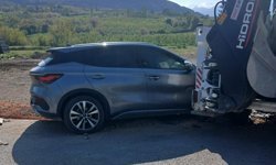 İş makinesine çarpan otomobilin sürücüsü yaralandı