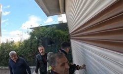 İş yerindeki yangında dumandan bayılan kişiyi itfaiye kurtardı; o anlar kask kamerasında