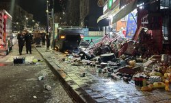 İş yerlerine çarpıp devrilen otomobilin altında kalmaktan son anda kurtuldu