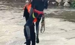 İşçilerini taşıyan traktör dereden geçerken devrildi: 10 işçi vinç yardımıyla kurtarıldı