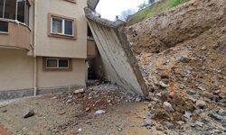 İstinat duvarı çöktü; 7 katlı binanın 2 katı tahliye edildi