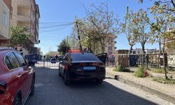 İstinat duvarı çöktü; park halindeki otomobil, okulun bahçesine sürüklendi