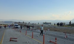 İstinat duvarına çarpan TIR'daki mermerler, otomobildekilerin üzerine düştü; 1 ölü, 3 yaralı