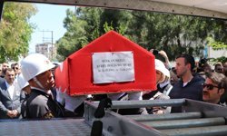 İzmir'deki kazada şehit olan polis memuru son yolculuğuna uğurlandı (2)