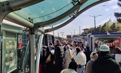 Kabataş-Bağcılar Tramvay Hattı'nda yaşanan arıza nedeniyle seferler aksadı; yolcular raylarda yürüdü