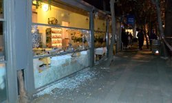 Kadıköy'de mekandan çıkarılan kişinin ateş açtığı anlar kamerada; polis bacağından vurarak yakaladı