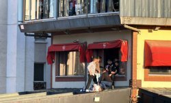 Kafeteryanın 3'üncü katında otururken dengesini kaybedip, alt katın terasına düştü