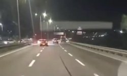 Kağıthane'de 2 otomobilin çarpışarak bariyere vurduğu anlar kamerada: 1 yaralı
