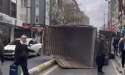 Kağıthane'de demir boşaltan kamyon devrildi