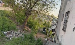 Kağıthane'de takla atan okul servisi evin çatısına düştü; araçta sıkışan şoför kurtarıldı