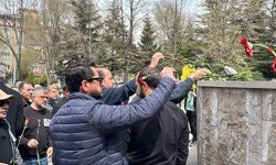 Kahramanmaraş'ta okul saldırısında ölen öğretmen ve öğrenciler için Nevşehir'de karanfil bırakıldı