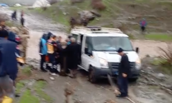 Kalp krizi geçiren kadın, selin kapattığı yolda mahsur kaldığı araçta öldü