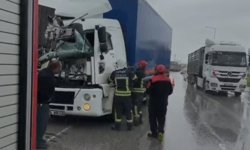 Kamyonda sıkışan şoförü, itfaiye ekipleri kurtardı