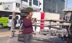 Kamyonet ile otomobilin çarpıştığı kaza kamerada; 2 yaralı