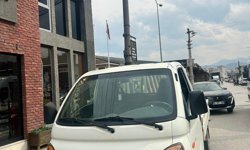 Kamyonetle çarpışan motosikletin sürücüsü yaralandı; kaza kamerada