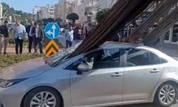 Kamyonun kasasından düşen inşaat demirleri, otomobilin tavanını deldi