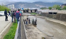 Kanala uçan otomobildeki anne ve bebeği kurtarıldı