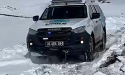 Kardan yolu kapanan köyde rahatsızlanan kadın için ekipler seferber oldu