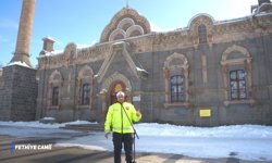 Kars polisi hem çaldı hem söyledi