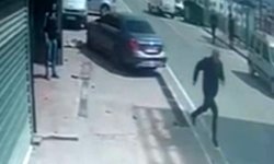 Karşı yönden gelen motosikletliye otomobiliyle çarptı