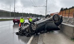 Karşı yöne geçen otomobil, başka bir araçla çarpışıp takla attı