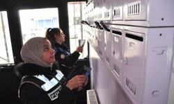 Kars'ta kadın polisler dolandırıcılara karşı ev ve iş yerlerini gezerek uyarıda bulundu