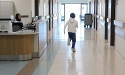 Kasığından alınan doku nakliyle ayakkabı giyip koşmaya başladı