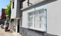 Kasklı şüphelinin pompalı tüfekle eve ateş açtığı anlar kamerada