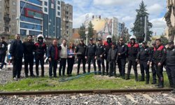 Kavga ihbarına giden polislere gazetecilerden baklavalı kutlama