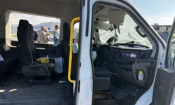 Kayseri'de işçi servis minibüsüyle kamyon çarpıştı: 8 yaralı