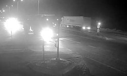 Kırmızı ışıkta bekleyen TIR'a çarpan minibüsün sürücüsü öldü (2)