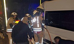Kırmızı ışıkta bekleyen TIR'a çarpan minibüsün sürücüsü öldü