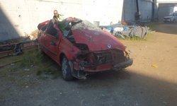 Kontrolden çıkan otomobil 20 metre yükseklikten düştü