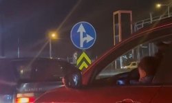 Kucağındaki çocukla otomobiliyle trafikte ilerledi