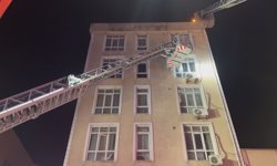 Küçükçekmece'de 5 katlı otelin teras katında yangın; 2 kişi dumandan etkilendi