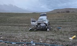 Malatya'da devrilen otomobildeki anne ve 2 çocuğu yaralandı