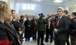 Malatya'da öğrenciler Türk bayrağı, öğretmenler karanfil ile karşılandı