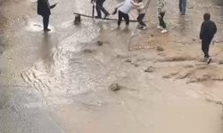 Mardin'de sağanak nedeniyle cadde ve sokaklar göle döndü