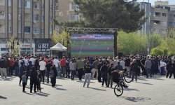 Mardin'de taraftar, play-off maçını dev ekrandan izledi