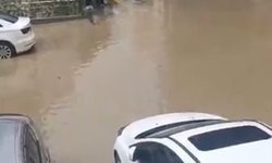 Mardin'de yarım saatlik sağanakta cadde ve sokaklar göle döndü