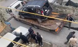 Merdivenlerden düşüp yan yatan araçta sıkışan yolcuyu itfaiye kurtardı; o anlar kamerada