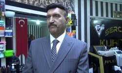 Mesleğine aşık berber, müşterilerini takım elbise ile tıraş ediyor