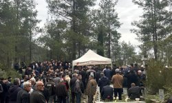 Minibüs ile beton mikserinin çarpıştığı kazada ölen 7 kişi toprağa verildi (2)