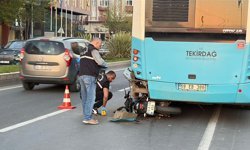 Motosiklet, duraktaki otobüse çarptı; 2 yaralı